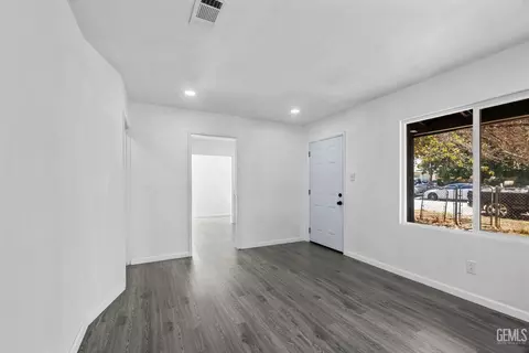413 Easter St, Bakersfield, CA 93307 photo 11