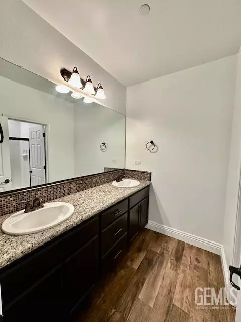 235 Hammersmith Dr, Bakersfield, CA 93314 photo 23