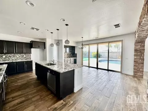 235 Hammersmith Dr, Bakersfield, CA 93314 photo 15