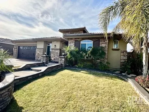 235 Hammersmith Dr, Bakersfield, CA 93314 photo 2