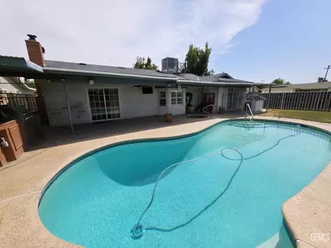 Exterior - 1301 5th Pl, Delano, CA 93215 photo 2 of 5