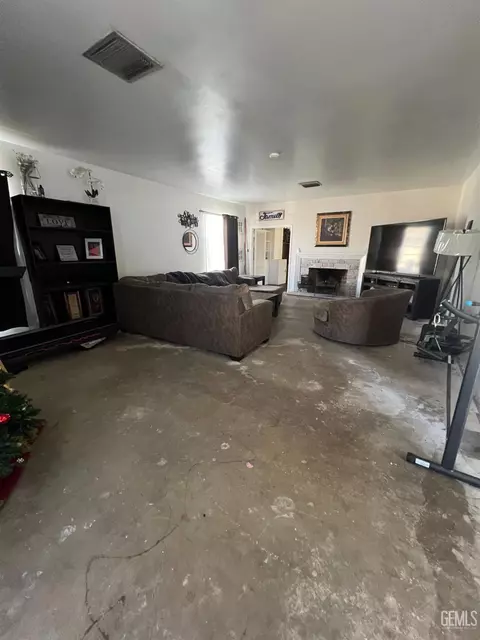 115 E San Emidio St, Taft, CA 93268 photo 9