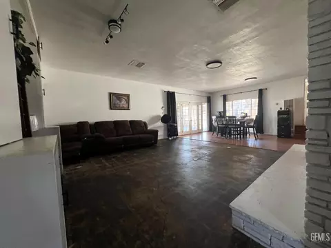 115 E San Emidio St, Taft, CA 93268 photo 2