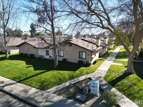 6904 N Half Moon Dr, Bakersfield, CA 93309