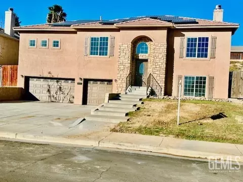 332 Terrace Hill Ave, Bakersfield, CA 93308