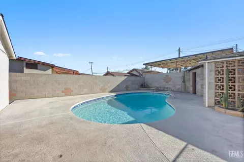 Exterior - 215 E Lucard St, Taft, CA 93268 photo 5 of 12