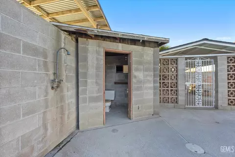 Exterior - 215 E Lucard St, Taft, CA 93268 photo 11 of 12