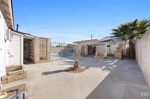 Exterior - 215 E Lucard St, Taft, CA 93268 photo 12 of 12