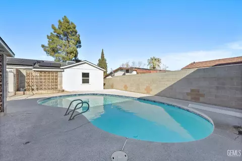 Exterior - 215 E Lucard St, Taft, CA 93268 photo 4 of 12
