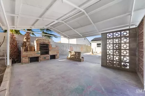 Exterior - 215 E Lucard St, Taft, CA 93268 photo 10 of 12