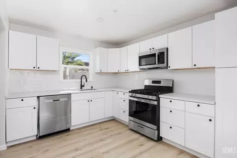Kitchen - 215 E Lucard St, Taft, CA 93268 photo 2 of 3