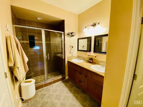 Bath - 22325 Mccarthy, Tehachapi, CA 93561 photo 2 of 3