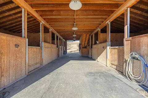 Entry Way - 25820 Skyline Dr, Tehachapi, CA 93561 photo 4 of 4