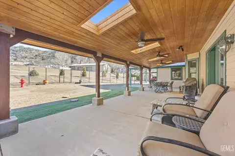Exterior - 25820 Skyline Dr, Tehachapi, CA 93561 photo 9 of 16