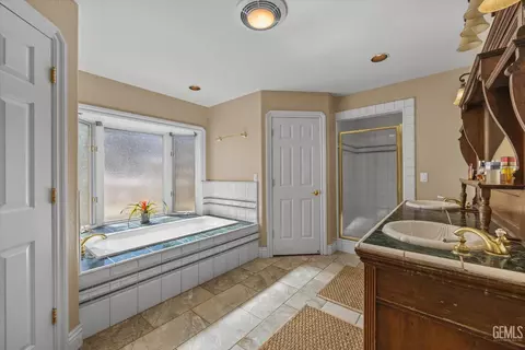 Bath - 25820 Skyline Dr, Tehachapi, CA 93561 photo 1 of 6