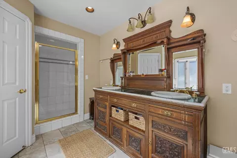 Bath - 25820 Skyline Dr, Tehachapi, CA 93561 photo 2 of 6