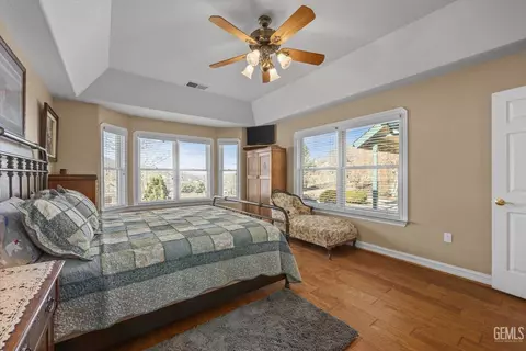 Bedroom - 25820 Skyline Dr, Tehachapi, CA 93561 photo 3 of 7