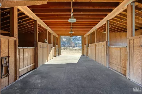 Entry Way - 25820 Skyline Dr, Tehachapi, CA 93561 photo 3 of 4