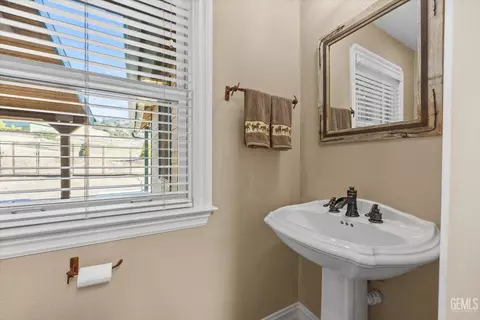 Bath - 25820 Skyline Dr, Tehachapi, CA 93561 photo 6 of 6