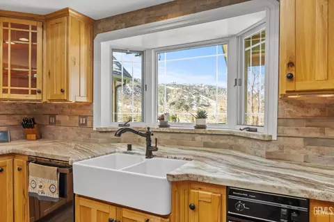 Kitchen - 25820 Skyline Dr, Tehachapi, CA 93561 photo 3 of 5