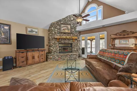 Living - 25820 Skyline Dr, Tehachapi, CA 93561 photo 3 of 3