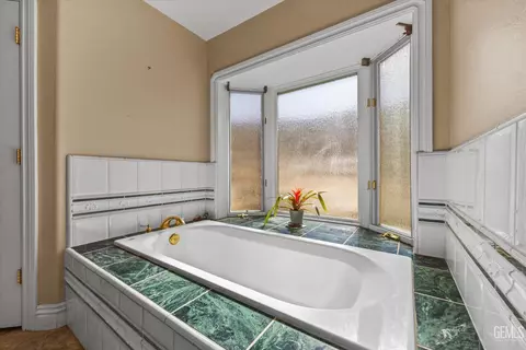Bath - 25820 Skyline Dr, Tehachapi, CA 93561 photo 3 of 6