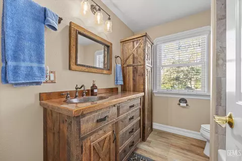 Bath - 25820 Skyline Dr, Tehachapi, CA 93561 photo 4 of 6