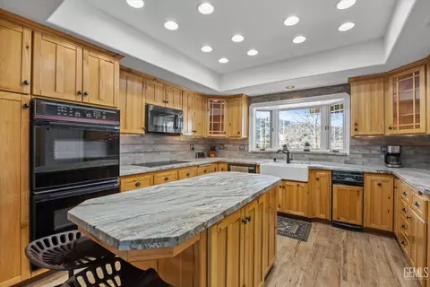Kitchen - 25820 Skyline Dr, Tehachapi, CA 93561 photo 2 of 5