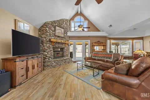 Living - 25820 Skyline Dr, Tehachapi, CA 93561 photo 1 of 3