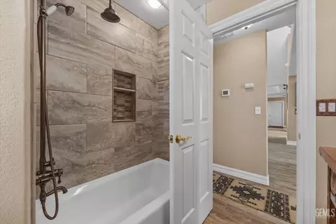 Bath - 25820 Skyline Dr, Tehachapi, CA 93561 photo 5 of 6