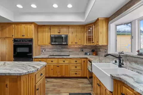 Kitchen - 25820 Skyline Dr, Tehachapi, CA 93561 photo 4 of 5