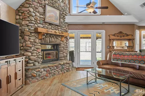 Living - 25820 Skyline Dr, Tehachapi, CA 93561 photo 2 of 3