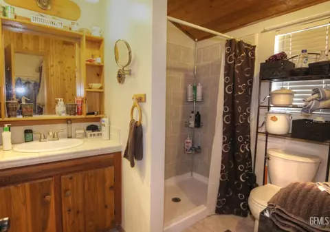 Bath - 22601 Sunrise Ct, Tehachapi, CA 93561 photo 3 of 3