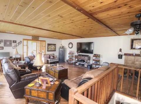 Living - 22601 Sunrise Ct, Tehachapi, CA 93561 photo 2 of 2