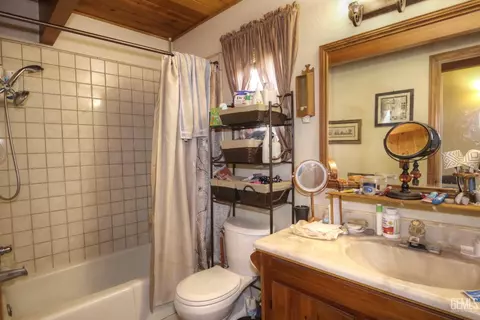 Bath - 22601 Sunrise Ct, Tehachapi, CA 93561 photo 1 of 3