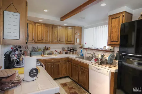 Kitchen - 22601 Sunrise Ct, Tehachapi, CA 93561 photo 2 of 3