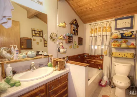 Bath - 22601 Sunrise Ct, Tehachapi, CA 93561 photo 2 of 3