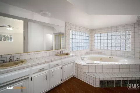 Bath - 13124 Eberle Rd, Bakersfield, CA 93313 photo 1 of 4