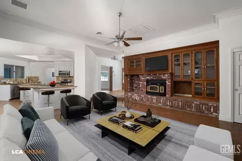 Living - 13124 Eberle Rd, Bakersfield, CA 93313 photo 4 of 6