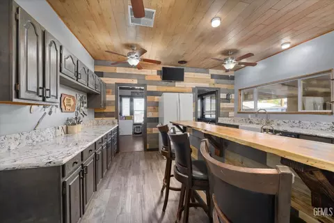 Kitchen - 335 D St, Taft, CA 93268 photo 4 of 6