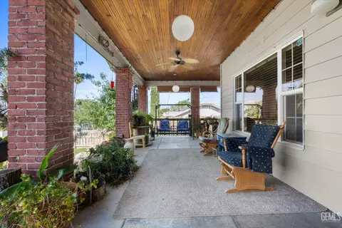 Exterior - 335 D St, Taft, CA 93268 photo 4 of 6