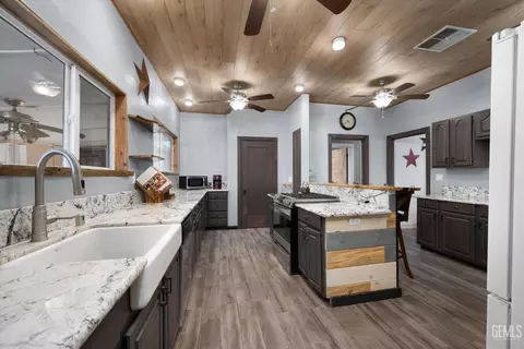 Kitchen - 335 D St, Taft, CA 93268 photo 6 of 6