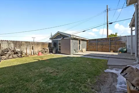 Exterior - 335 D St, Taft, CA 93268 photo 6 of 6