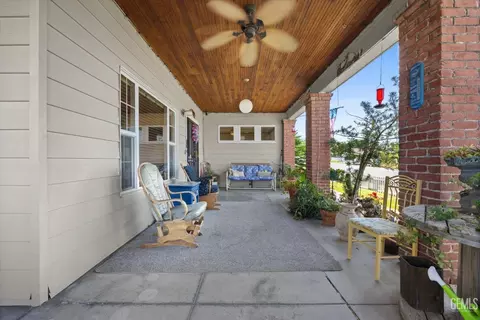 Exterior - 335 D St, Taft, CA 93268 photo 3 of 6