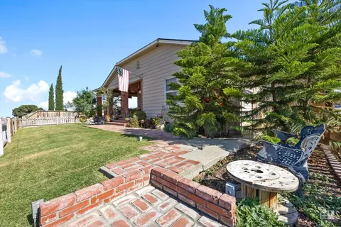 Exterior - 335 D St, Taft, CA 93268 photo 2 of 6