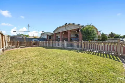 Exterior - 335 D St, Taft, CA 93268 photo 1 of 6