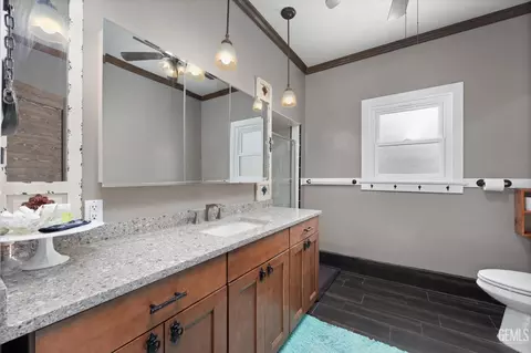 Bath - 335 D St, Taft, CA 93268 photo 1 of 3