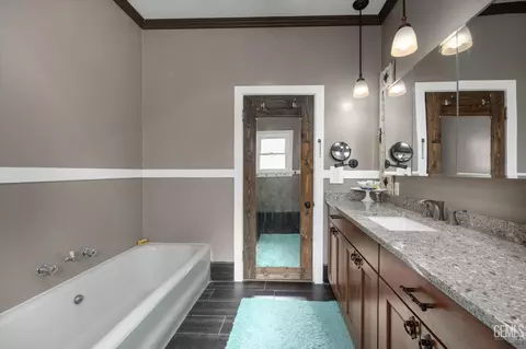 Bath - 335 D St, Taft, CA 93268 photo 3 of 3