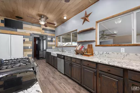 Kitchen - 335 D St, Taft, CA 93268 photo 5 of 6