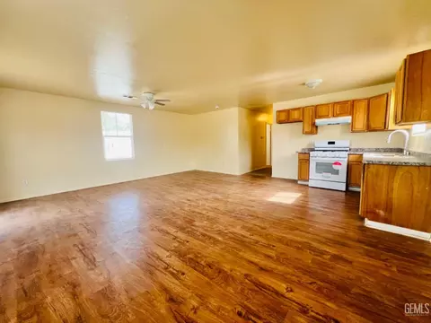 Living - 420 Olive Ave, Taft, CA 93268 photo 2 of 3